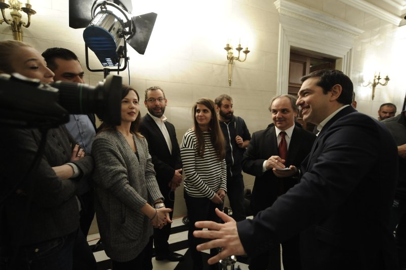 Ο Τσίπρας φωτογράφος – Οι χαλαρές στιγμές του Πρωθυπουργού στο Μαξίμου με τους δημοσιογράφους [εικόνες] | iefimerida.gr 7