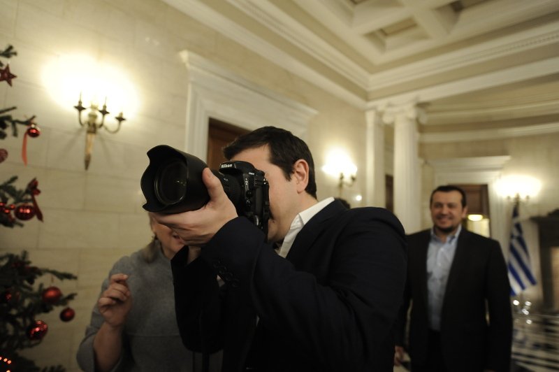 Ο Τσίπρας φωτογράφος – Οι χαλαρές στιγμές του Πρωθυπουργού στο Μαξίμου με τους δημοσιογράφους [εικόνες] | iefimerida.gr 11