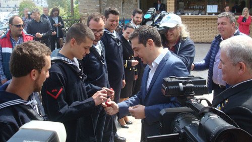O Aλέξης Τσίπρας και οι... τιμητικές άδειες σε όσους του έσπασαν το αβγό [βίντεο] | iefimerida.gr 2