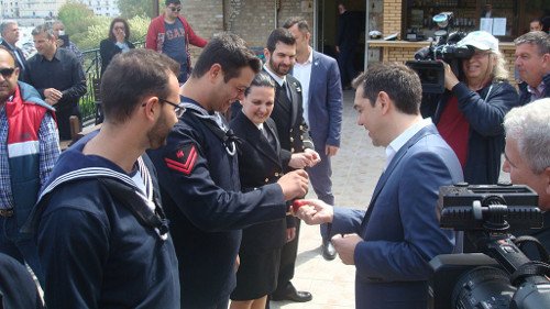 O Aλέξης Τσίπρας και οι... τιμητικές άδειες σε όσους του έσπασαν το αβγό [βίντεο] | iefimerida.gr 1