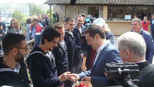 O Aλέξης Τσίπρας και οι... τιμητικές άδειες σε όσους του έσπασαν το αβγό [βίντεο] | iefimerida.gr 0