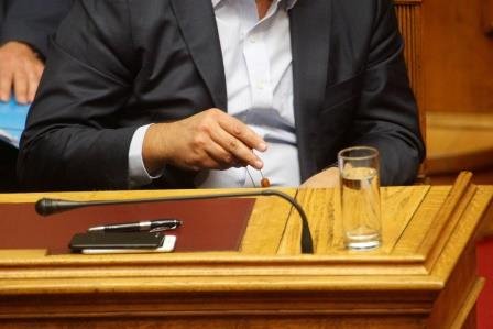 Για πρώτη φορά: Ο Τσίπρας με κομπολόι στη βουλή [εικόνες] | iefimerida.gr 1