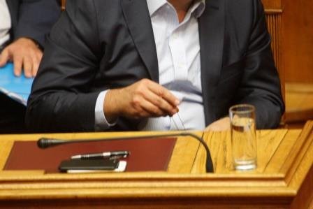Για πρώτη φορά: Ο Τσίπρας με κομπολόι στη βουλή [εικόνες] | iefimerida.gr 2