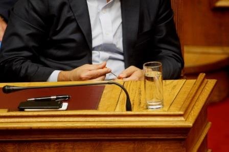 Για πρώτη φορά: Ο Τσίπρας με κομπολόι στη βουλή [εικόνες] | iefimerida.gr 3