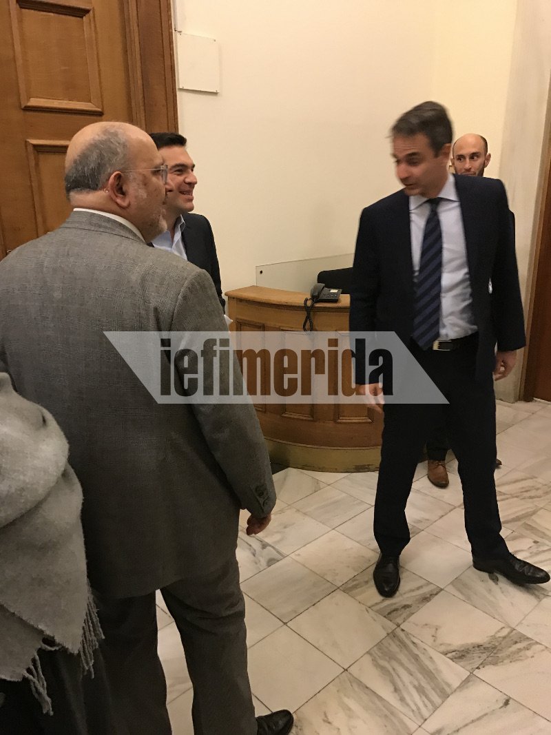 Το χαλαρό τετ α τετ Τσίπρα-Μητσοτάκη στους διαδρόμους της Βουλής και η συζήτηση για το ποδόσφαιρο [εικόνες] | iefimerida.gr 0