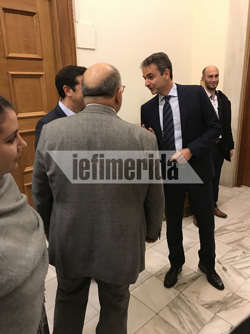 Το χαλαρό τετ α τετ Τσίπρα-Μητσοτάκη στους διαδρόμους της Βουλής και η συζήτηση για το ποδόσφαιρο [εικόνες] | iefimerida.gr 1