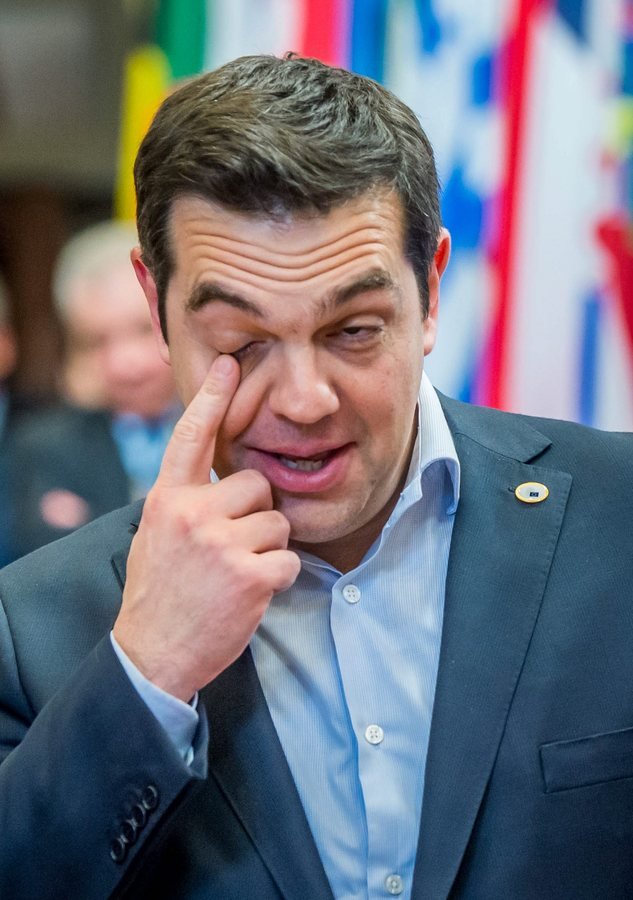 Τα «κουρασμένα» καρέ Τσίπρα μετά το τέλος της Συνόδου Κορυφής [εικόνες] | iefimerida.gr 0