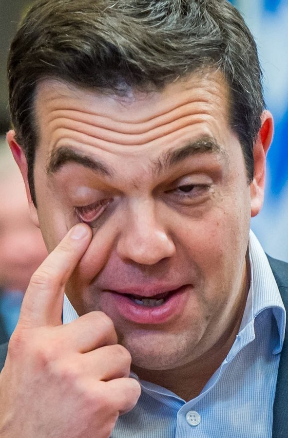 Τα «κουρασμένα» καρέ Τσίπρα μετά το τέλος της Συνόδου Κορυφής [εικόνες] | iefimerida.gr 1