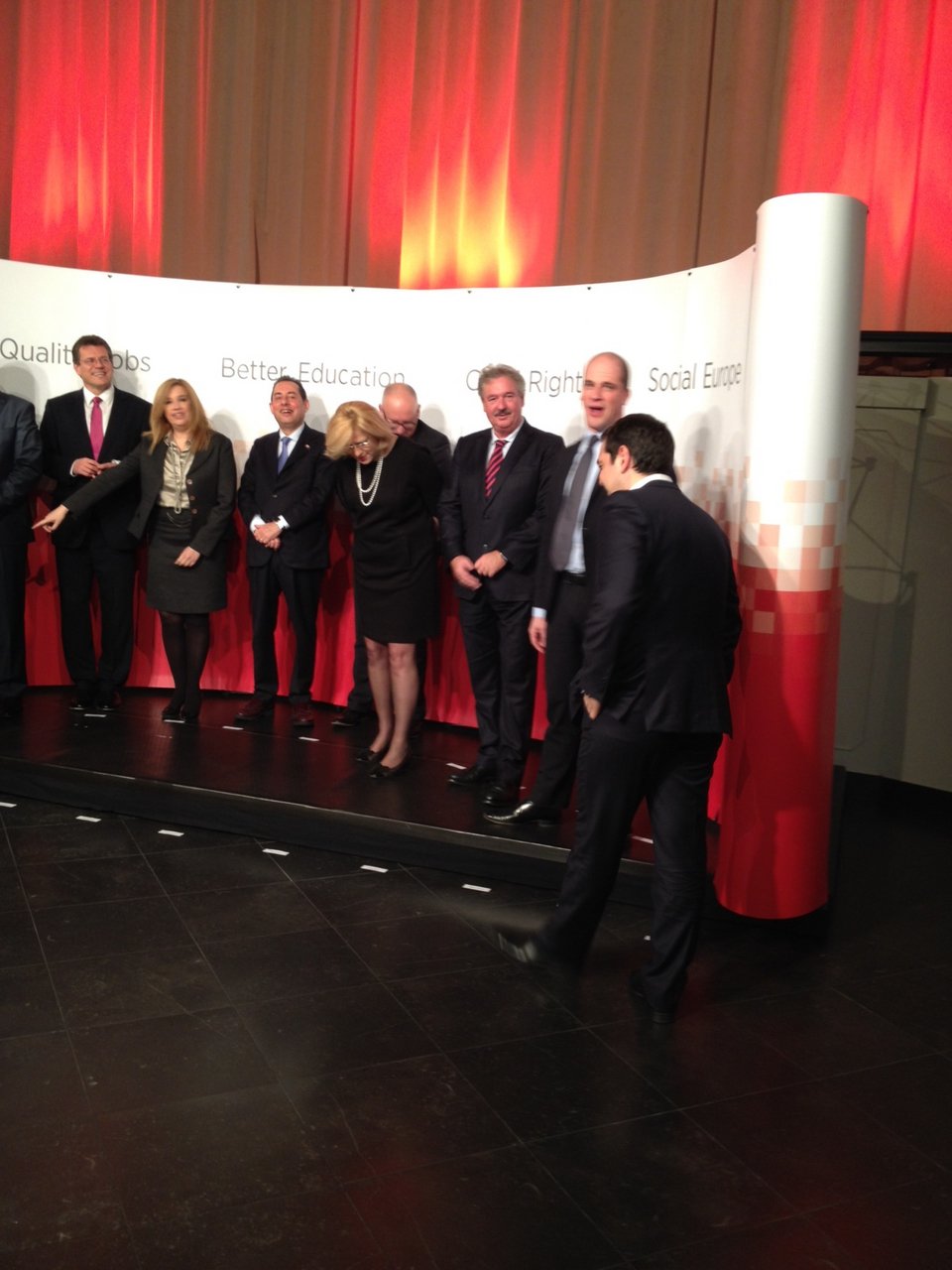 Ο Τσίπρας στους ευρω-σοσιαλιστές: Ελα εδώ Αλέξη, σε βάλαμε στην άκρα δεξιά [εικόνες] | iefimerida.gr 0