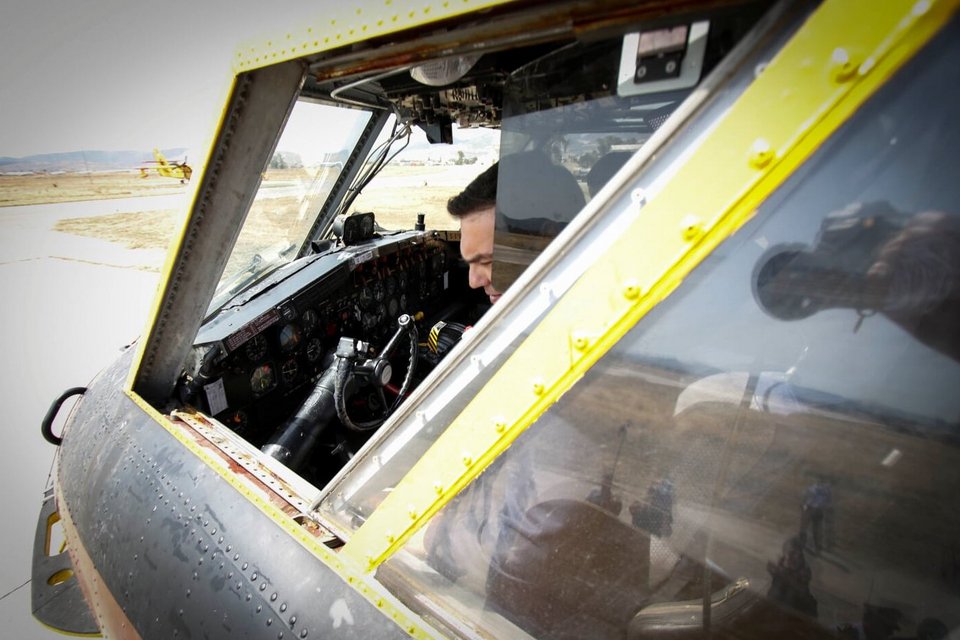 Ο Τσίπρας στο πιλοτήριο πυροσβεστικού αεροσκάφους [εικόνες & βίντεο] | iefimerida.gr 1