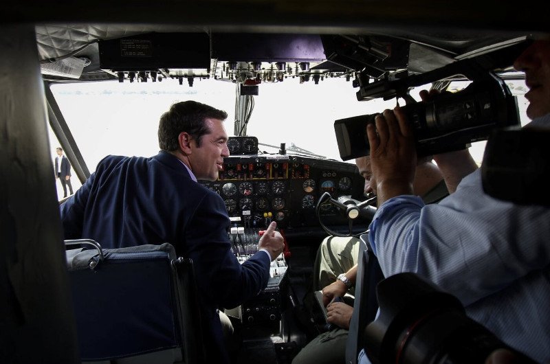 Ο Τσίπρας στο πιλοτήριο πυροσβεστικού αεροσκάφους [εικόνες & βίντεο] | iefimerida.gr 0