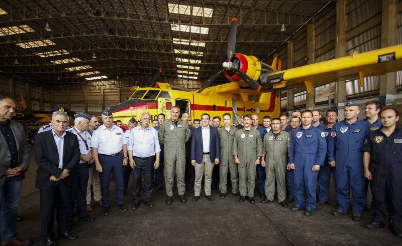 Ο Τσίπρας στο πιλοτήριο πυροσβεστικού αεροσκάφους [εικόνες & βίντεο] | iefimerida.gr 5