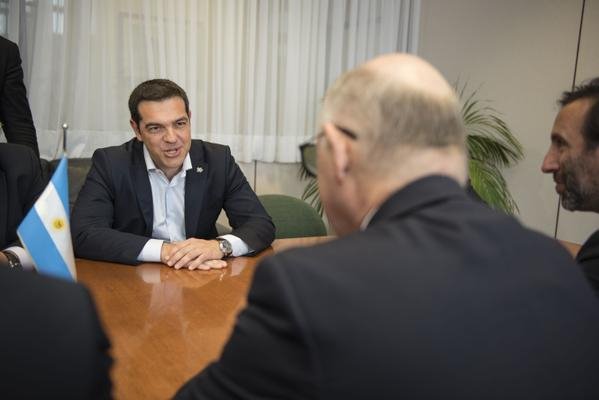 Η κυβέρνηση επιμένει: Στις 22:00 απόψε η συνάντηση Τσίπρα-Μέρκελ-Ολάντ | iefimerida.gr 2