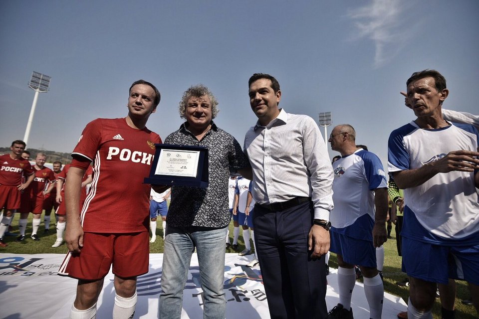 Ο Τσίπρας... παίζει μπάλα -Στο φιλικό ματς παλαιμάχων Ελλάδας-Ρωσίας [εικόνες] | iefimerida.gr 1