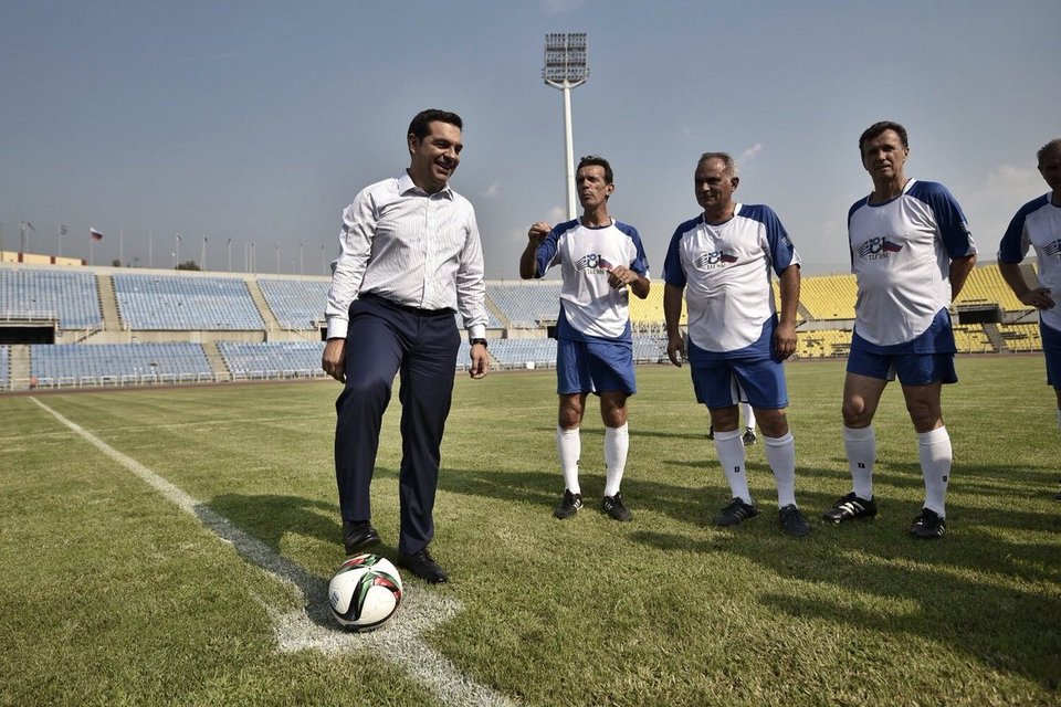 Ο Τσίπρας... παίζει μπάλα -Στο φιλικό ματς παλαιμάχων Ελλάδας-Ρωσίας [εικόνες] | iefimerida.gr 2