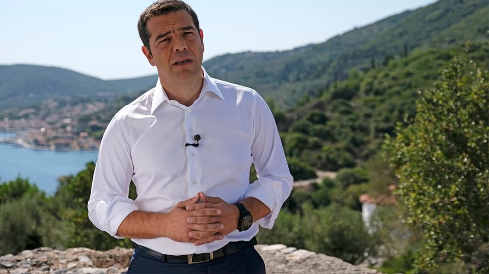 «Οι πρώτοι μετα-μνημονιακοί περίπατοι» -Αγκαλιές, selfies και διάγγελμα Τσίπρα στην Ιθάκη | iefimerida.gr 0