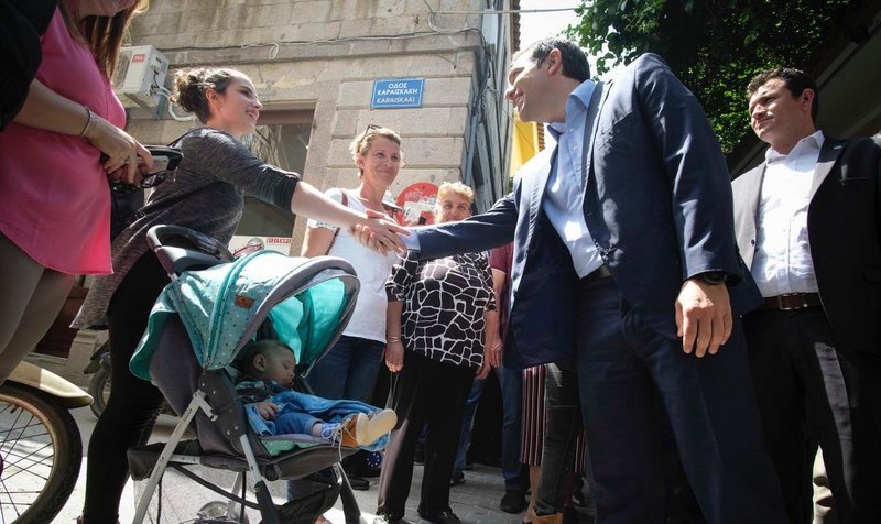 Οι βόλτες του Τσίπρα στα στενά της Λήμνου [εικόνες] | iefimerida.gr 0