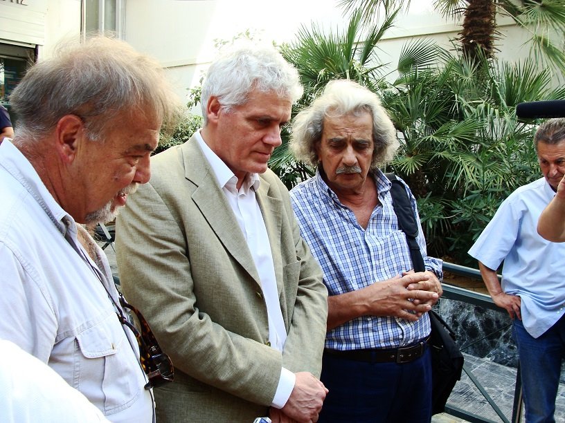 Συμβολική καταστροφή παράνομου κυνηγετικού εξοπλισμού έξω από το ΥΠΑΠΕΝ [εικόνες] | iefimerida.gr 1