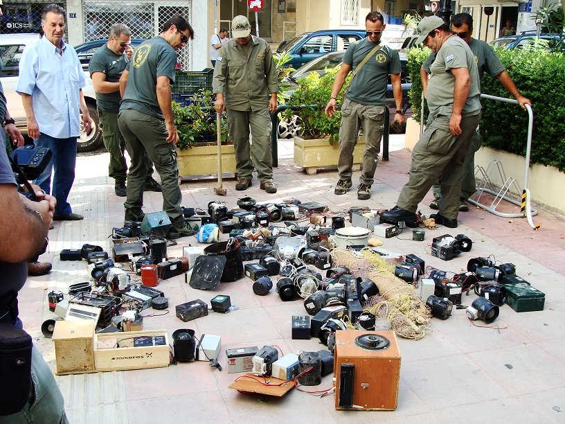Συμβολική καταστροφή παράνομου κυνηγετικού εξοπλισμού έξω από το ΥΠΑΠΕΝ [εικόνες] | iefimerida.gr 2