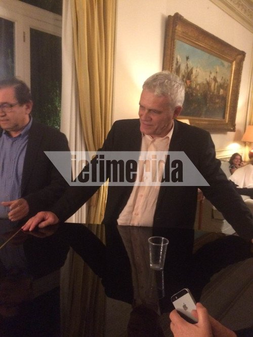 «Ασε με να φύγω» -Ο Ζουράρις έπαιξε πιάνο, η Κουντουρά τραγούδησε στη βραδιά με ποτό του Τσίπρα [αποκλειστικές εικόνες]  | iefimerida.gr 1