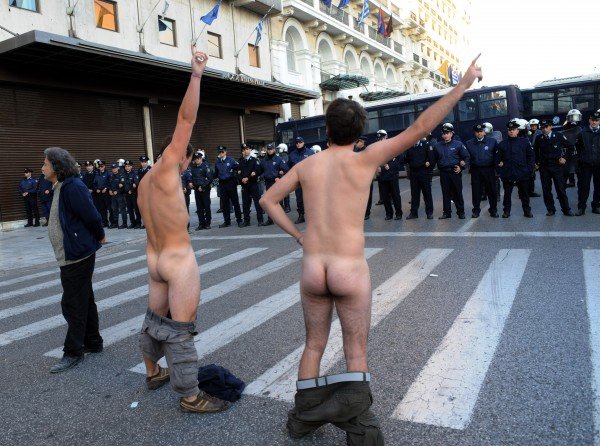 Γάλλοι οι ...τσίτσιδοι διαδηλωτές του Συντάγματος [εικόνες] | iefimerida.gr 0