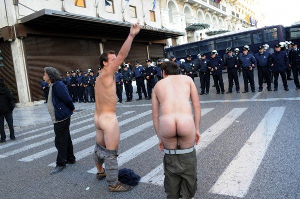 Γάλλοι οι ...τσίτσιδοι διαδηλωτές του Συντάγματος [εικόνες] | iefimerida.gr 1