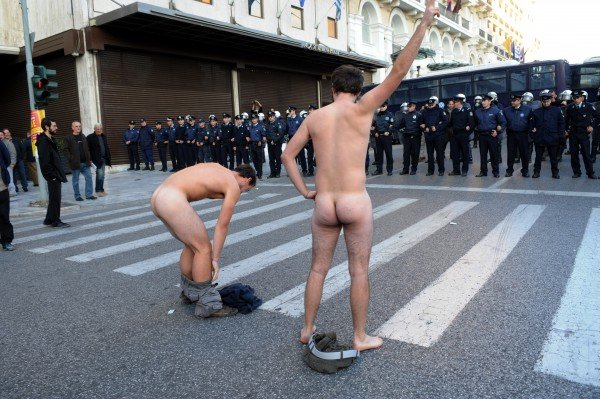 Γάλλοι οι ...τσίτσιδοι διαδηλωτές του Συντάγματος [εικόνες] | iefimerida.gr 3