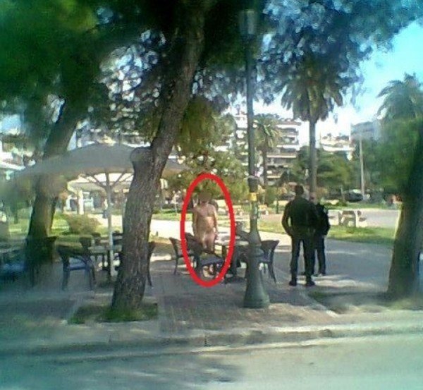 Η τρέλα πάει στην... Πάτρα: Γυμνός άνδρας παρίστανε το άγαλμα σε πλατεία [εικόνα] | iefimerida.gr 0