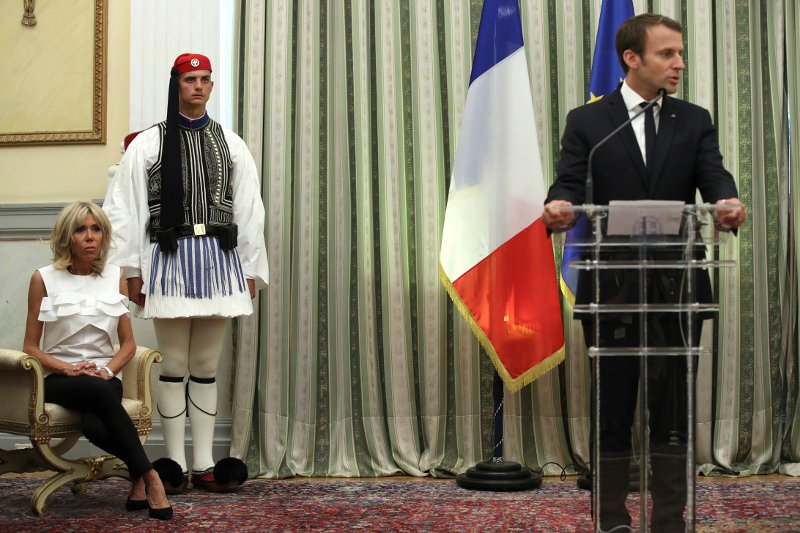 Τσαρούχι και γόβες Louis Vuitton -Μια άλλη διάσταση στο «Ελλάς-Γαλλία συμμαχία» [εικόνες] | iefimerida.gr 1