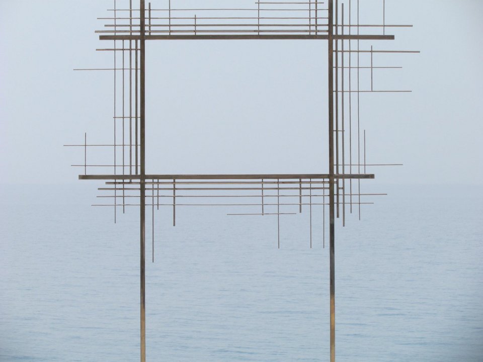 O Κώστας Τσόκλης στήνει τεράστια πλαίσια στην ωραιότερη παραλία της Πάφου [εικόνες]  | iefimerida.gr 3