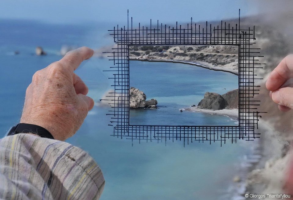 O Κώστας Τσόκλης στήνει τεράστια πλαίσια στην ωραιότερη παραλία της Πάφου [εικόνες]  | iefimerida.gr 4