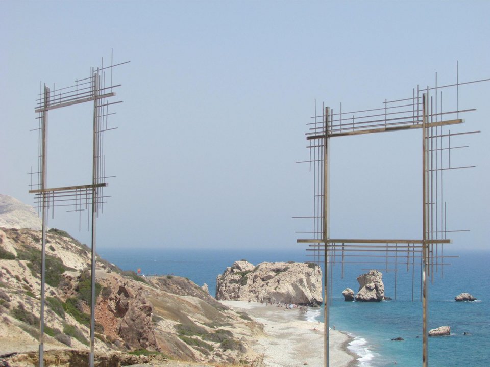 O Κώστας Τσόκλης στήνει τεράστια πλαίσια στην ωραιότερη παραλία της Πάφου [εικόνες]  | iefimerida.gr 1