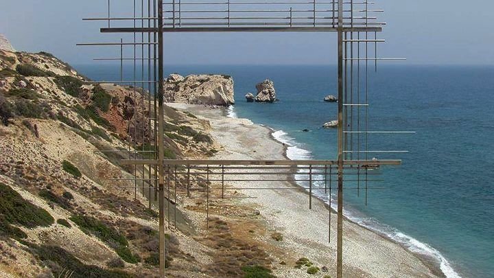 O Κώστας Τσόκλης στήνει τεράστια πλαίσια στην ωραιότερη παραλία της Πάφου [εικόνες]  | iefimerida.gr 0