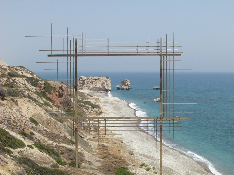 O Κώστας Τσόκλης στήνει τεράστια πλαίσια στην ωραιότερη παραλία της Πάφου [εικόνες]  | iefimerida.gr 2