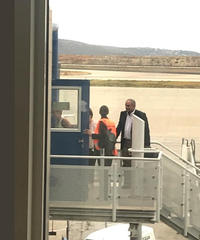 Ο Κώστας Καραμανλής έτοιμος να επιβιβαστεί στο αεροπλάνο για Θεσσαλονίκη