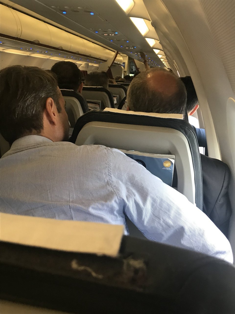 Ο Κυριάκος Μητσοτάκης συνομιλεί με τον Κώστα Καραμανλή -Φωτογραφίες: twitter