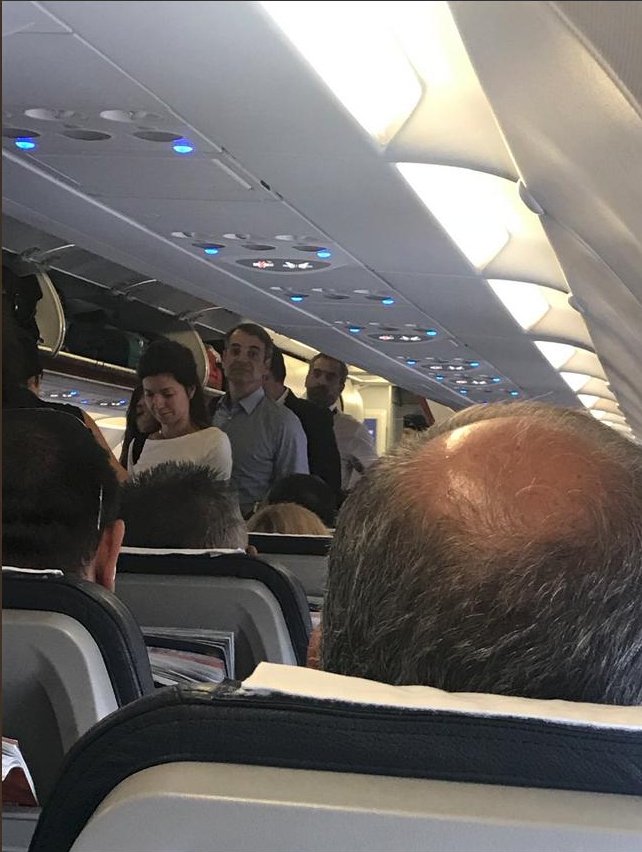 Ο Κώστας Καραμανλής σε πρώτο πλάνο και στο βάθος, στο διάδρομο, ο Κυριάκος Μητσοτάκης