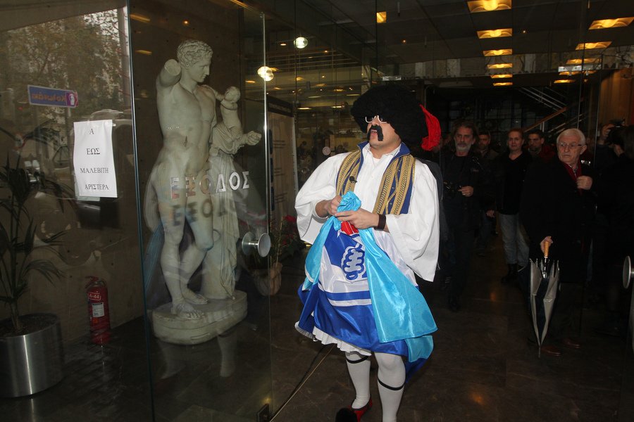 Ο τσολιάς της Ελληνοφρένειας έκανε έκπληξη στον Μεϊμαράκη -Αγκαλιά με τον «Τσίπρα» [εικόνες] | iefimerida.gr 1