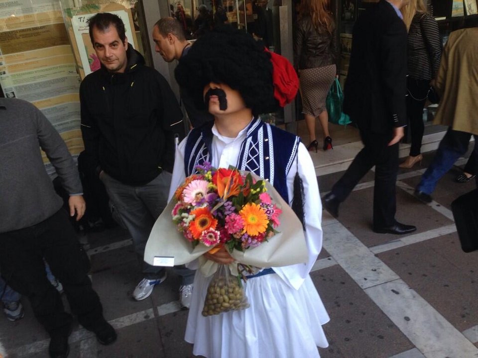 Ο τσολιάς δίνει λουλούδια και ελιές στον Παπανδρέου: «Πάρτα για να σκάσει ο Βενιζέλος» [εικόνες] | iefimerida.gr 4