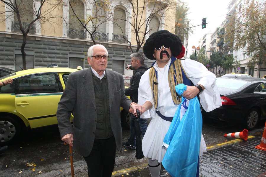 Ο τσολιάς της Ελληνοφρένειας έκανε έκπληξη στον Μεϊμαράκη -Αγκαλιά με τον «Τσίπρα» [εικόνες] | iefimerida.gr 2