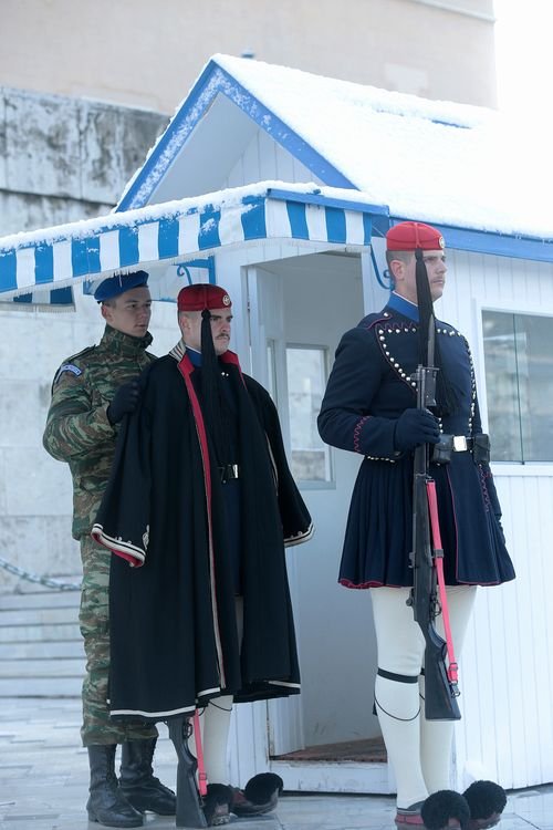 Ποια χιόνια, ποιο κρύο; -Εύζωνες με απόλυτη πειθαρχία έβαλαν κάπες και στάθηκαν στο Μνημείο του Αγνωστου Στρατιώτη [εικόνες] | iefimerida.gr 3