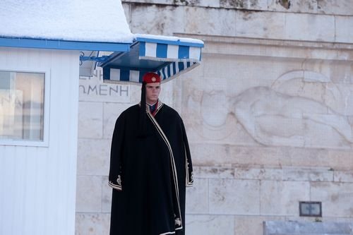 Ποια χιόνια, ποιο κρύο; -Εύζωνες με απόλυτη πειθαρχία έβαλαν κάπες και στάθηκαν στο Μνημείο του Αγνωστου Στρατιώτη [εικόνες] | iefimerida.gr 1