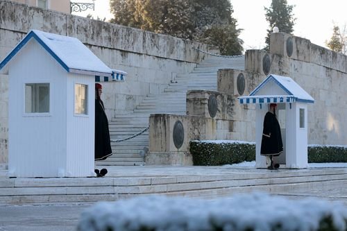 Ποια χιόνια, ποιο κρύο; -Εύζωνες με απόλυτη πειθαρχία έβαλαν κάπες και στάθηκαν στο Μνημείο του Αγνωστου Στρατιώτη [εικόνες] | iefimerida.gr 2