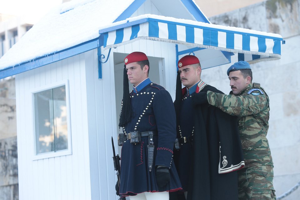 Ποια χιόνια, ποιο κρύο; -Εύζωνες με απόλυτη πειθαρχία έβαλαν κάπες και στάθηκαν στο Μνημείο του Αγνωστου Στρατιώτη [εικόνες] | iefimerida.gr 0