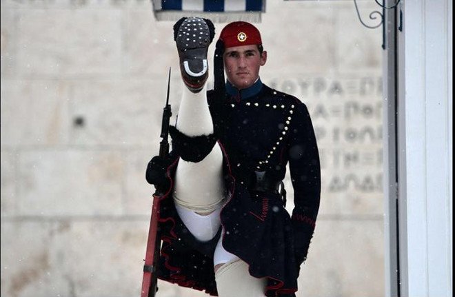 O Guardian φωτογραφίζει τα απόκρυφα τσολιά στο Σύνταγμα [εικόνα] | iefimerida.gr 0