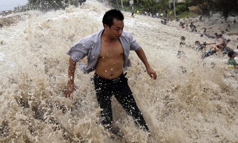 Γιγαντιαίο παλιρροιακό κύμα 20 μέτρων σπέρνει τον πανικό σε πόλη της Κίνας - Στους 30 οι τραυματίες [βίντεο] | iefimerida.gr 1