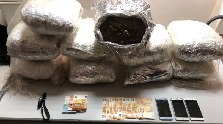 Χανιά: Η Αστυνομία βρήκε 20 κιλά κάνναβης σε αποθήκη [εικόνες] | iefimerida.gr 0