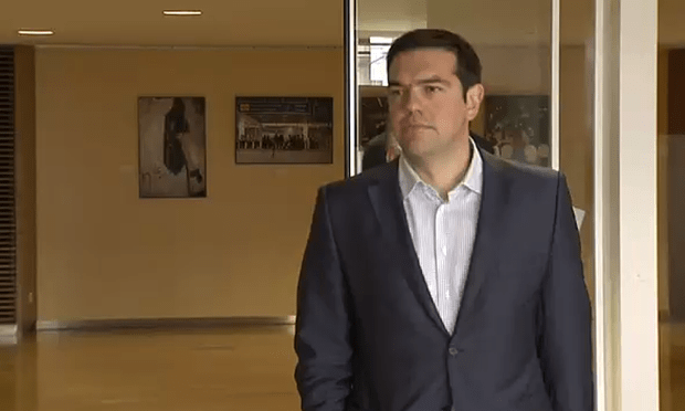 Χωρίς χειραψία η συνάντηση Γιούνκερ-Τσίπρα -Βεβιασμένα χαμόγελα και ένα σπρώξιμο [εικόνες & βίντεο] | iefimerida.gr 0