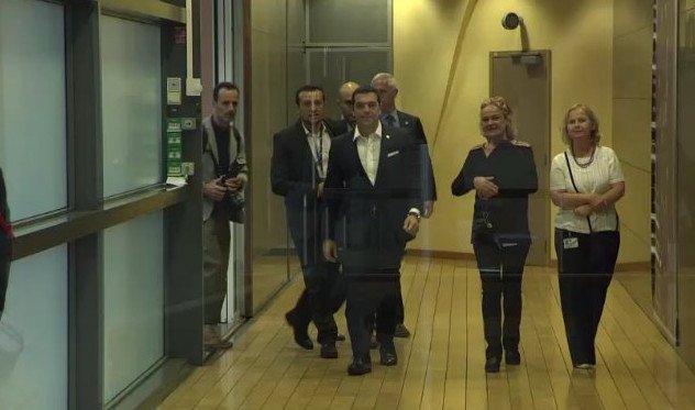 Νέα φιλιά Γιούνκερ στον Τσίπρα – Τι είπαν για τους πρόσφυγες | iefimerida.gr 2