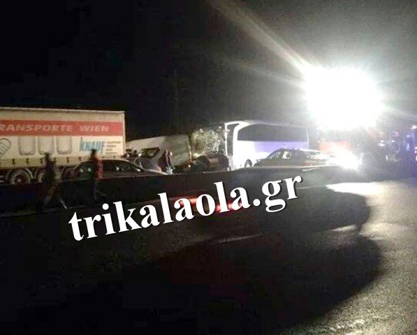 Νέες φωτογραφίες από τη φονική καραμπόλα στο Σχηματάρι -Αμορφες μάζες σιδερικών και πανικός [εικόνες] | iefimerida.gr 0